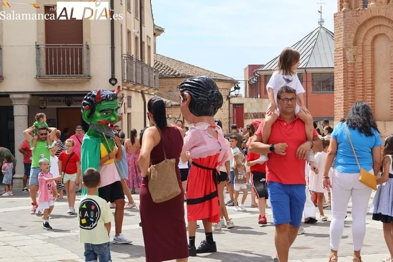 Foto 7 - Los cabezudos y la charanga &ldquo;Bombazo&rdquo; ponen ritmo al &uacute;ltimo d&iacute;a de fiestas en Alba de Tormes
