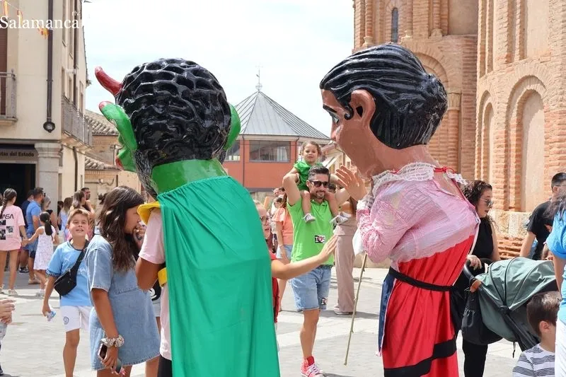 Foto 6 - Los cabezudos y la charanga &ldquo;Bombazo&rdquo; ponen ritmo al &uacute;ltimo d&iacute;a de fiestas en Alba de Tormes