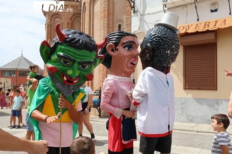 Foto 5 - Los cabezudos y la charanga &ldquo;Bombazo&rdquo; ponen ritmo al &uacute;ltimo d&iacute;a de fiestas en Alba de Tormes