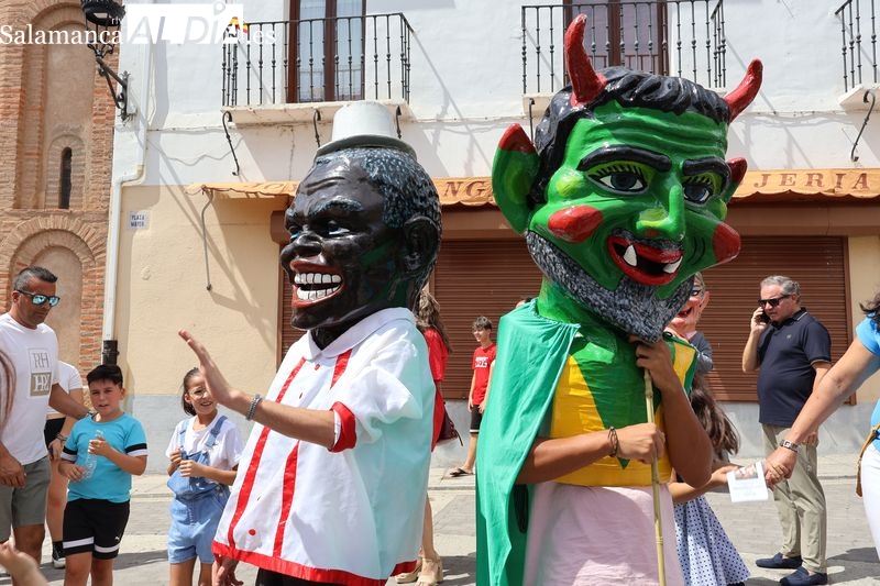 Los cabezudos y la charanga Bombazo ponen ritmo al último día de fiestas en Alba de Tormes