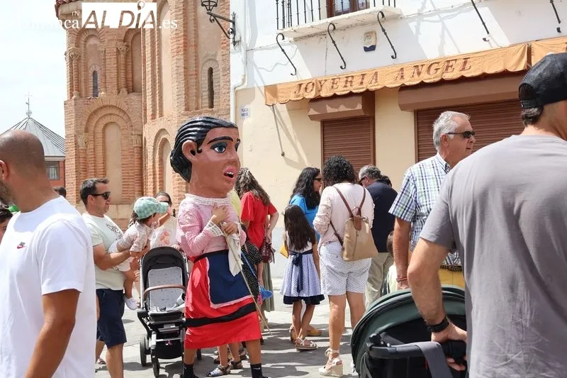 Foto 4 - Los cabezudos y la charanga &ldquo;Bombazo&rdquo; ponen ritmo al &uacute;ltimo d&iacute;a de fiestas en Alba de Tormes