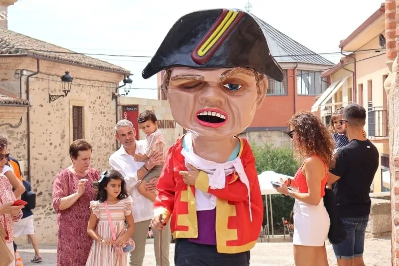 Foto 3 - Los cabezudos y la charanga &ldquo;Bombazo&rdquo; ponen ritmo al &uacute;ltimo d&iacute;a de fiestas en Alba de Tormes