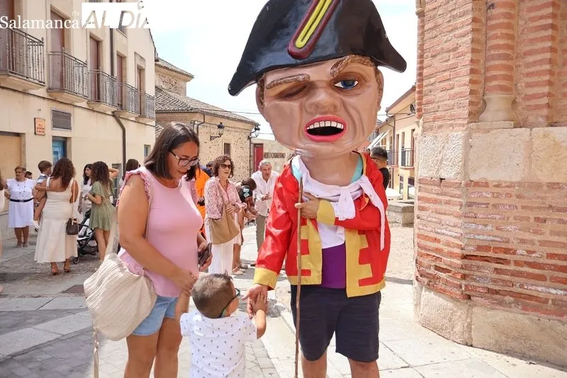 Foto 2 - Los cabezudos y la charanga &ldquo;Bombazo&rdquo; ponen ritmo al &uacute;ltimo d&iacute;a de fiestas en Alba de Tormes