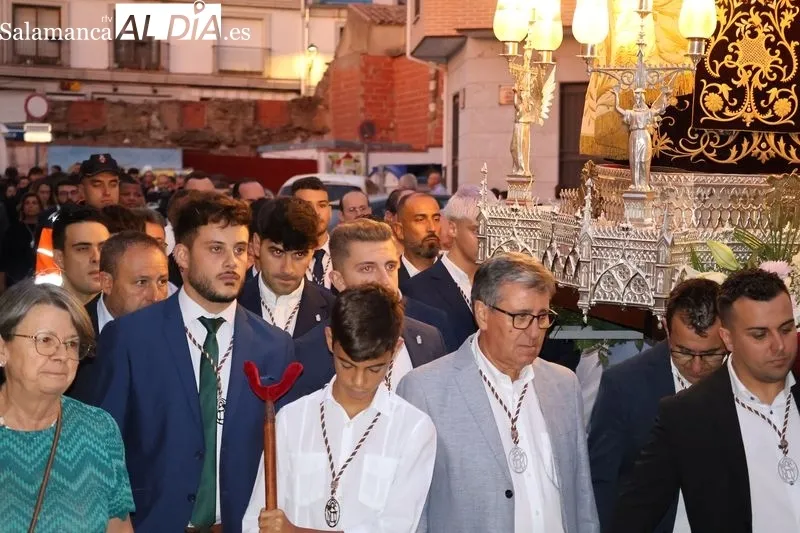 Foto 18 - Alba de Tormes despide a Santa Teresa con la procesi&oacute;n de regreso a clausura
