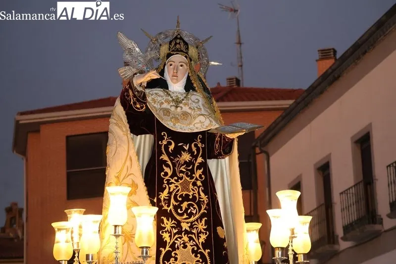 Foto 17 - Alba de Tormes despide a Santa Teresa con la procesi&oacute;n de regreso a clausura