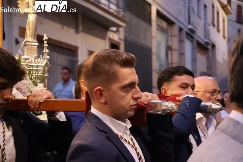Foto 16 - Alba de Tormes despide a Santa Teresa con la procesi&oacute;n de regreso a clausura