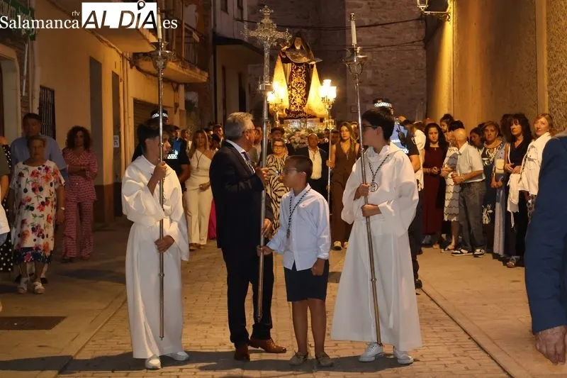 Foto 13 - Alba de Tormes despide a Santa Teresa con la procesi&oacute;n de regreso a clausura
