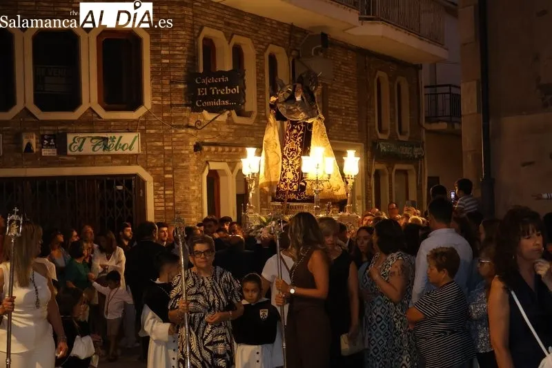 Foto 12 - Alba de Tormes despide a Santa Teresa con la procesi&oacute;n de regreso a clausura