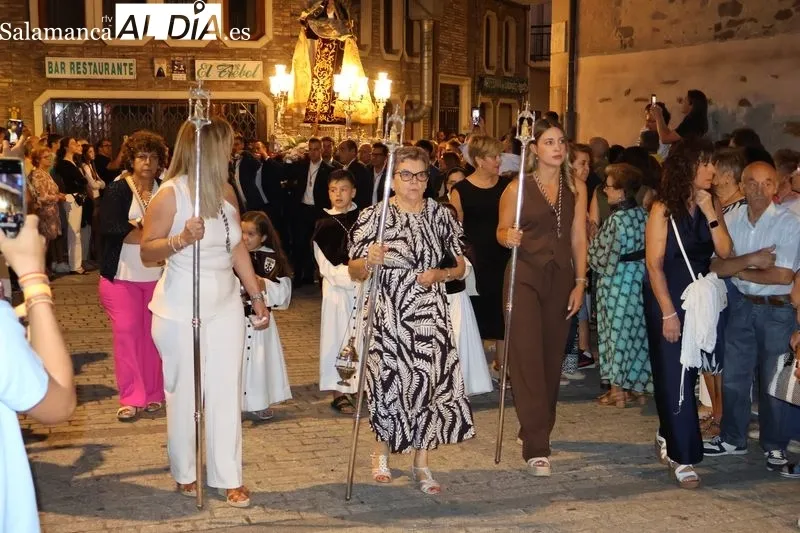 Foto 11 - Alba de Tormes despide a Santa Teresa con la procesi&oacute;n de regreso a clausura