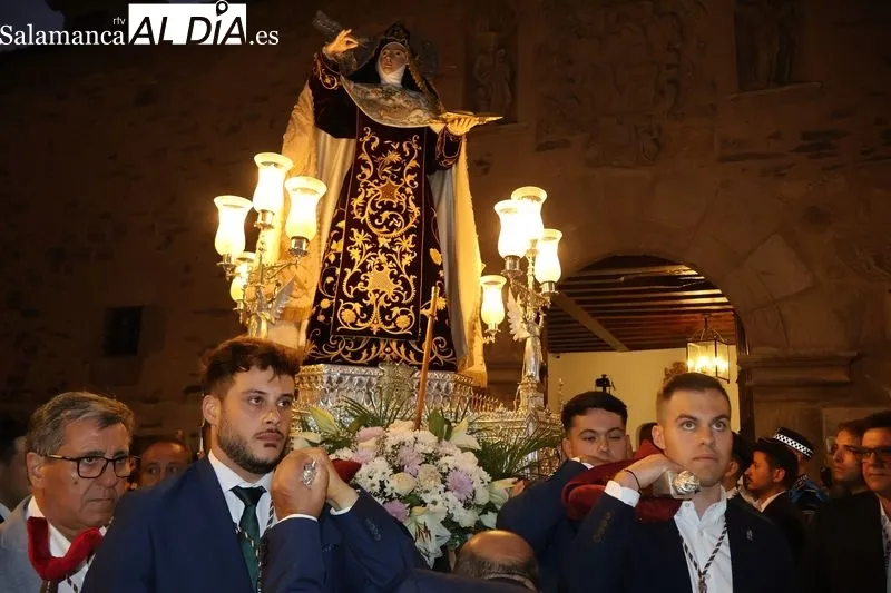 Foto 9 - Alba de Tormes despide a Santa Teresa con la procesi&oacute;n de regreso a clausura