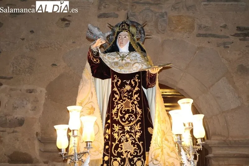 Foto 7 - Alba de Tormes despide a Santa Teresa con la procesi&oacute;n de regreso a clausura
