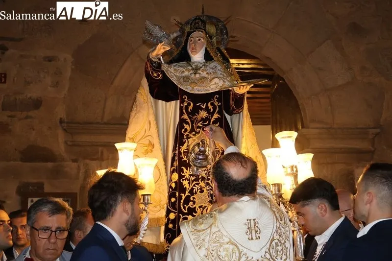 Foto 6 - Alba de Tormes despide a Santa Teresa con la procesi&oacute;n de regreso a clausura