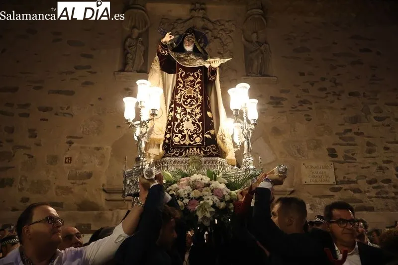 Foto 3 - Alba de Tormes despide a Santa Teresa con la procesi&oacute;n de regreso a clausura