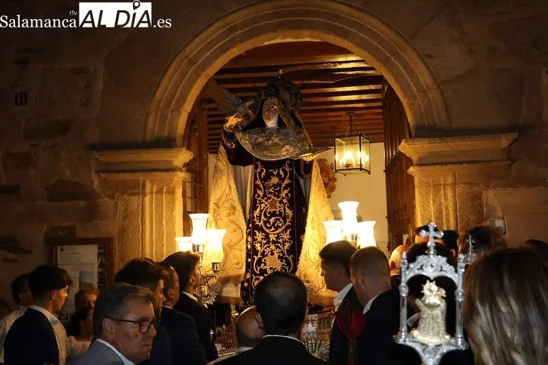 Foto 2 - Alba de Tormes despide a Santa Teresa con la procesi&oacute;n de regreso a clausura