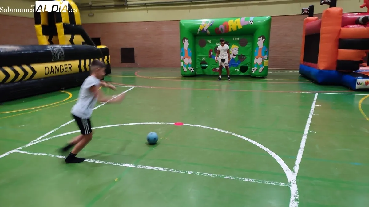Los más pequeños disfrutan este miércoles de hinchables y en la noche tendrán juegos de madera / CORRAL