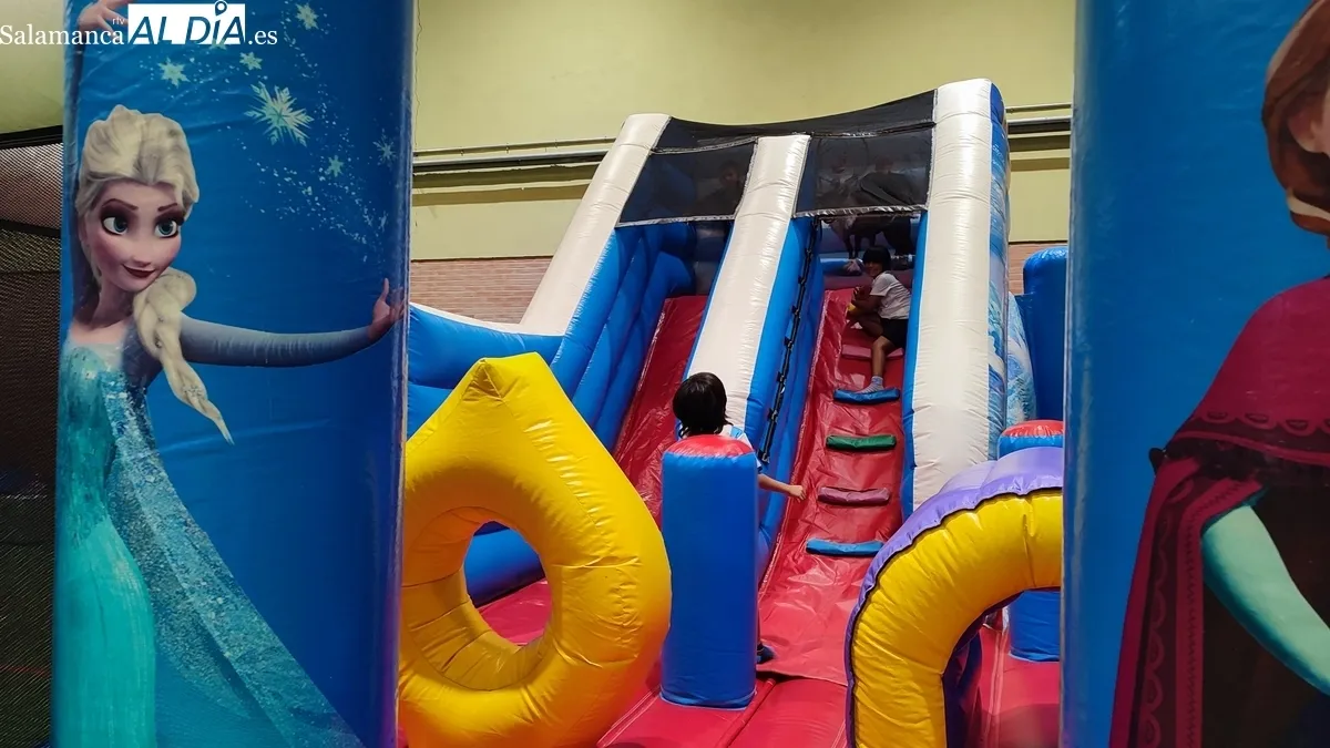 Los más pequeños disfrutan este miércoles de hinchables y en la noche tendrán juegos de madera / CORRAL