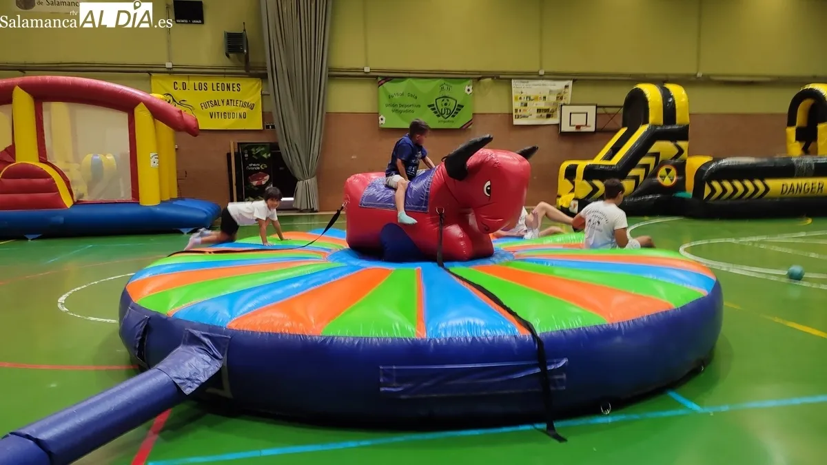 Los más pequeños disfrutan este miércoles de hinchables y en la noche tendrán juegos de madera / CORRAL