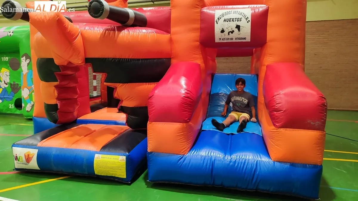 Los más pequeños disfrutan este miércoles de hinchables y en la noche tendrán juegos de madera / CORRAL