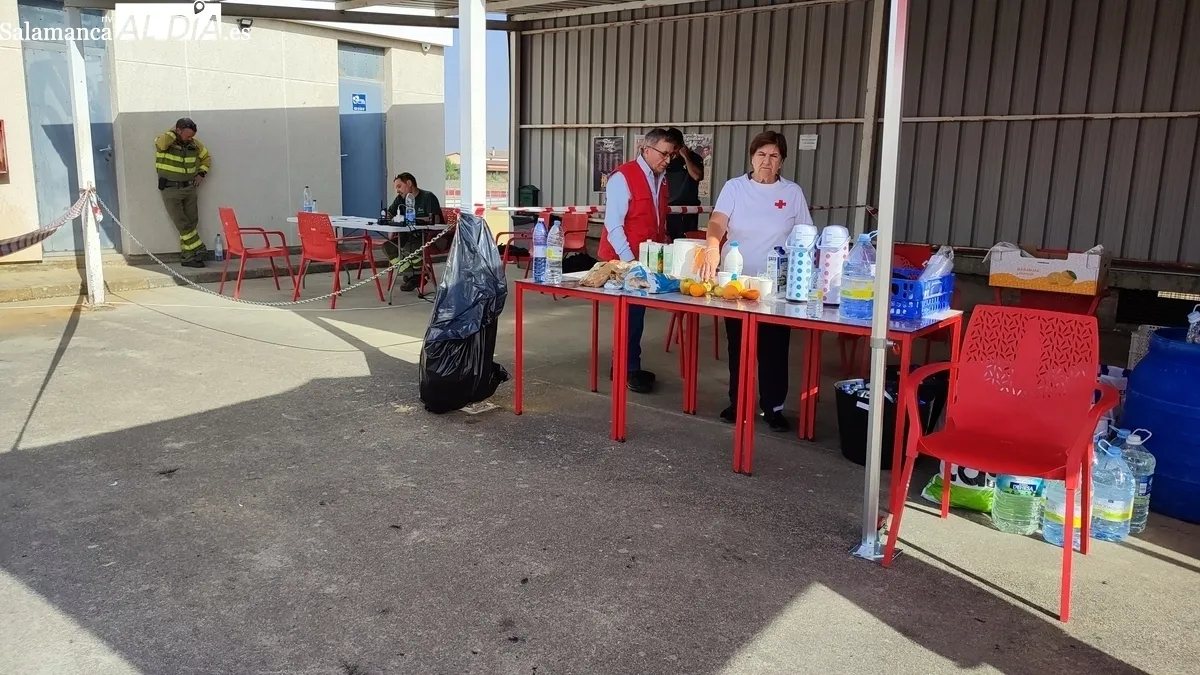 Puestos de atención de Cruz Roja durante la extinción del incendio que arrasó cerca de 11.000 hectáreas en la comarca de Vitgiudino