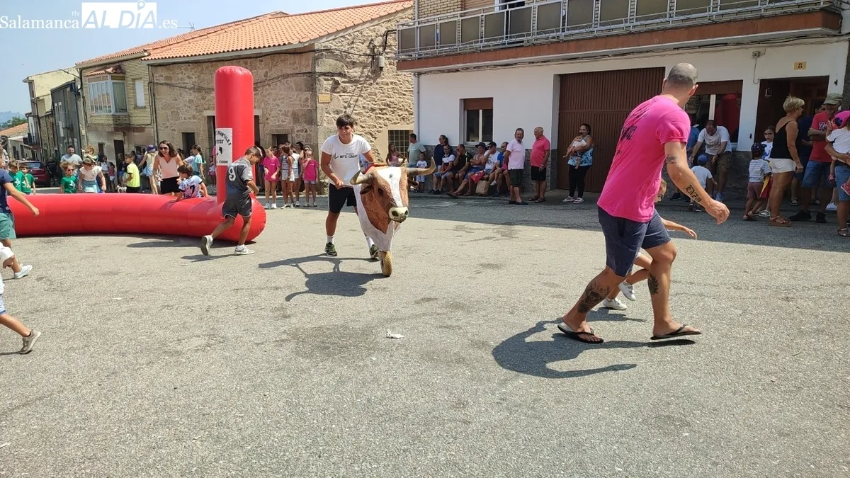 Primero los niños se divertían con los carretones, y después todo el pueblo daba cuenta de la paella / CORRAL 