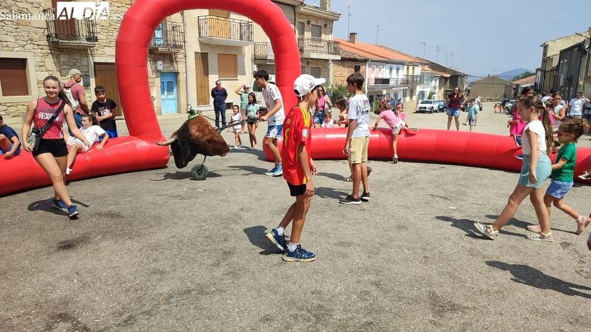 Primero los niños se divertían con los carretones, y después todo el pueblo daba cuenta de la paella / CORRAL 