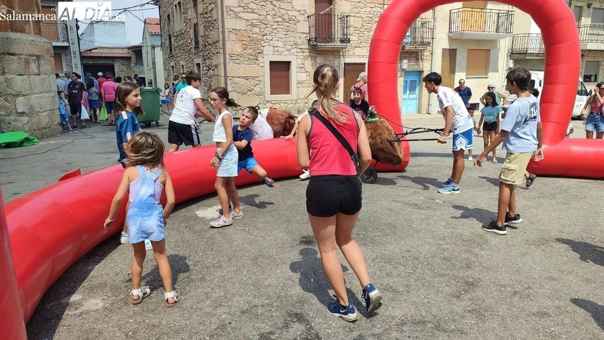 Primero los niños se divertían con los carretones, y después todo el pueblo daba cuenta de la paella / CORRAL 
