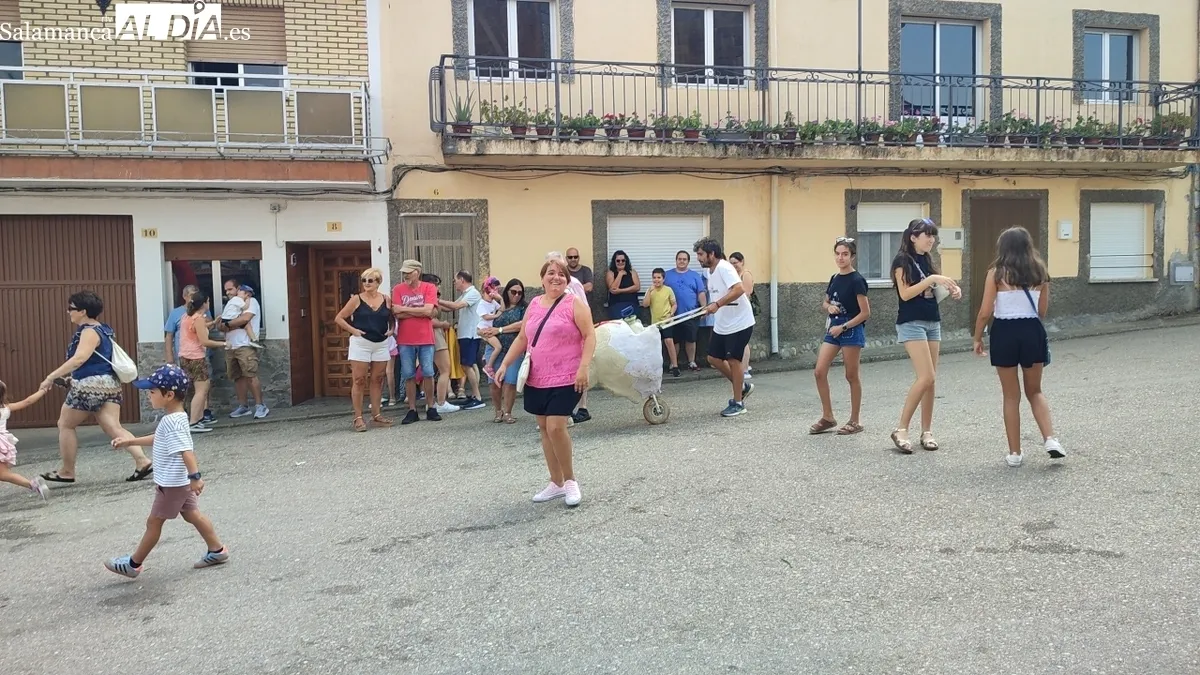 Primero los niños se divertían con los carretones, y después todo el pueblo daba cuenta de la paella / CORRAL 