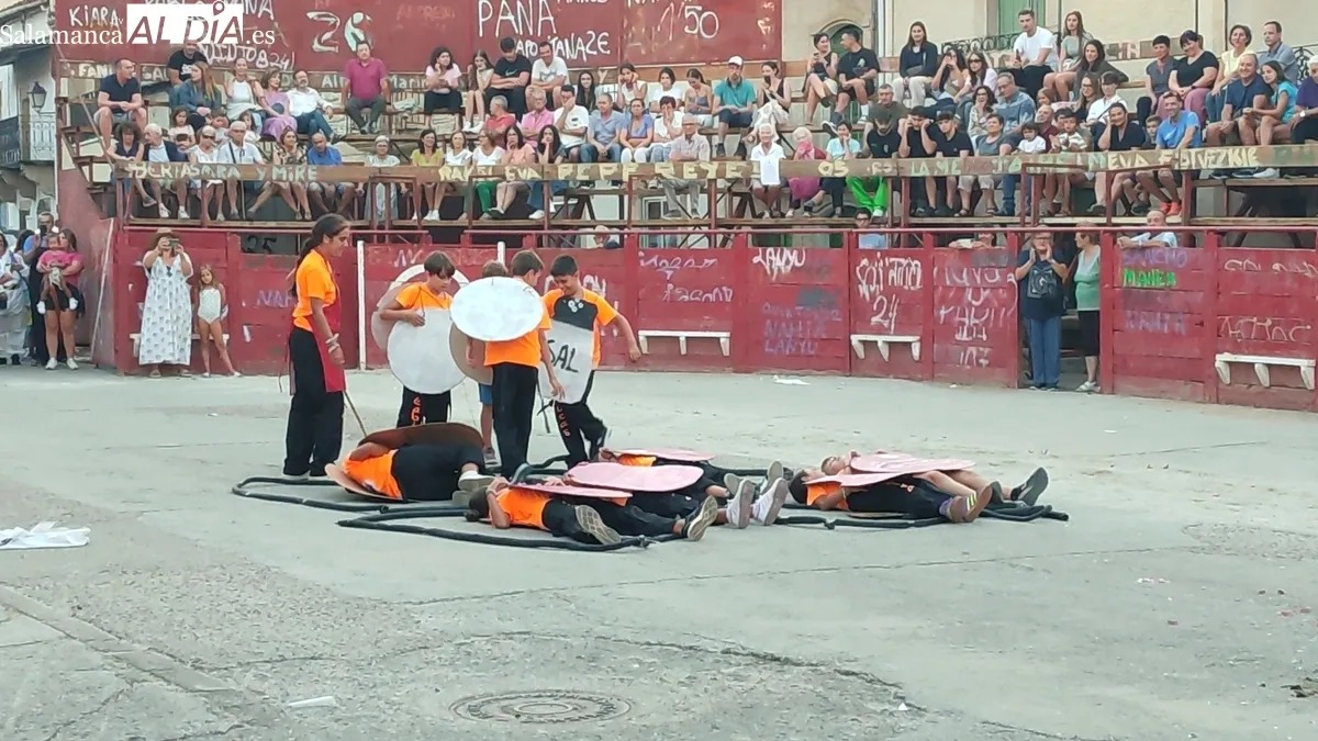 Desfile de peñas y pregón de las fiestas de Vilvestre 2025 / CORRAL