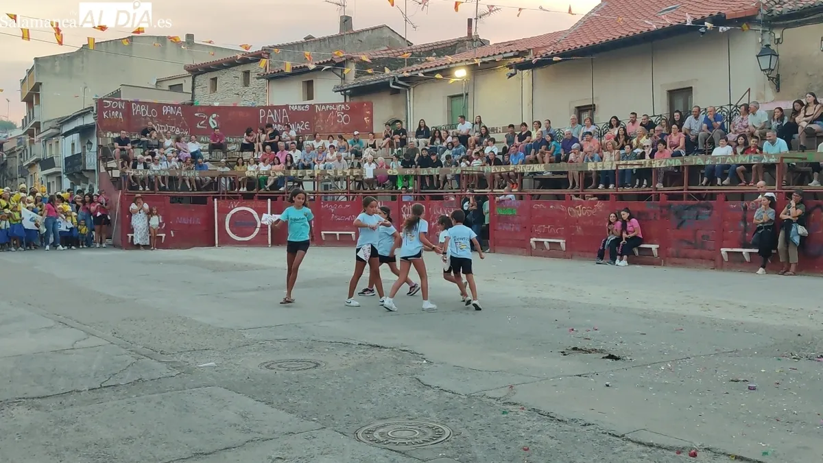 Desfile de peñas y pregón de las fiestas de Vilvestre 2025 / CORRAL