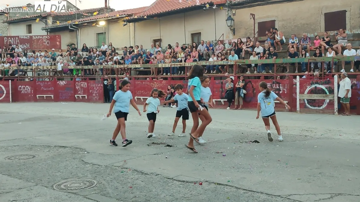 Desfile de peñas y pregón de las fiestas de Vilvestre 2025 / CORRAL