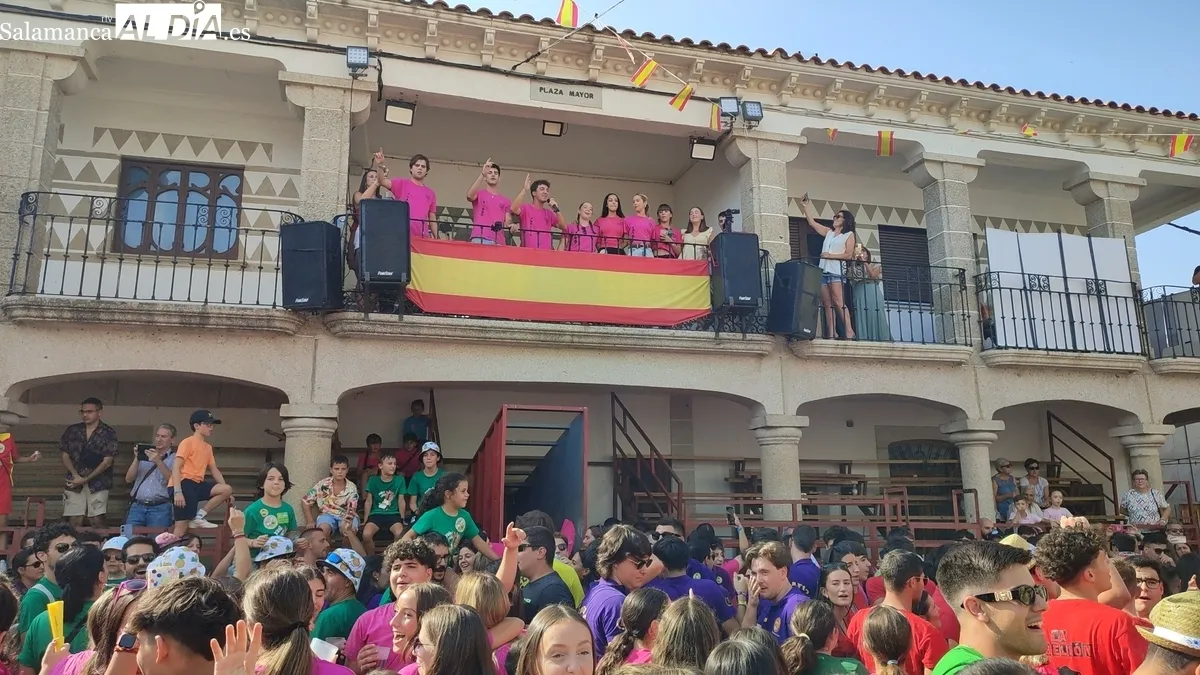 El chupinazo de peñas marca la entrada en los actos más populares de las fiestas de Villavieja de Yeltes 