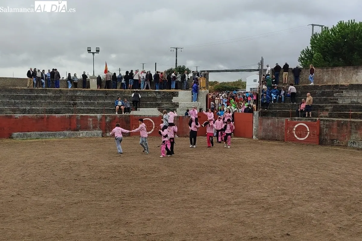 Bonito y rápidísimo encierro de Valdeflores en Pereña animado por las peñas y la charanga La Escala 2.0 / CORRAL Y SÁNCHEZ