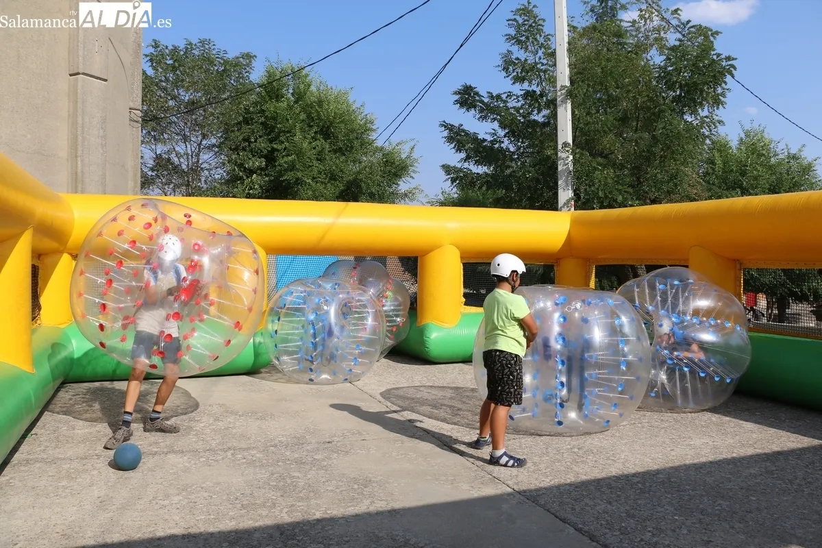 Pequeños y mayores disfrutan este sábado de juegos en Sardón de los Frailes / CORRAL 