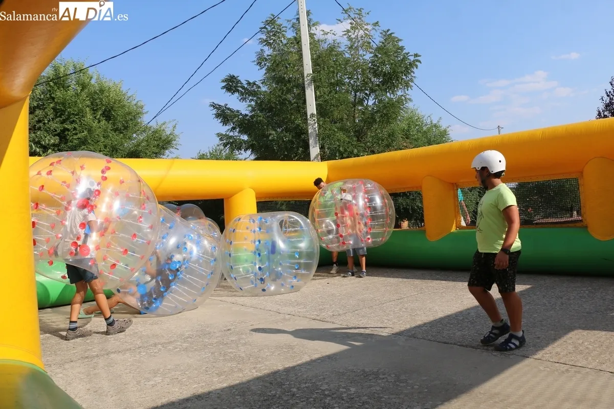 Pequeños y mayores disfrutan este sábado de juegos en Sardón de los Frailes / CORRAL 