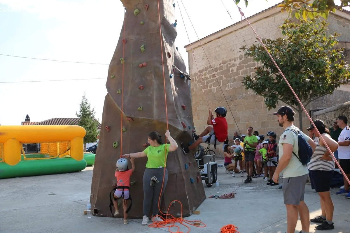 Pequeños y mayores disfrutan este sábado de juegos en Sardón de los Frailes / CORRAL 