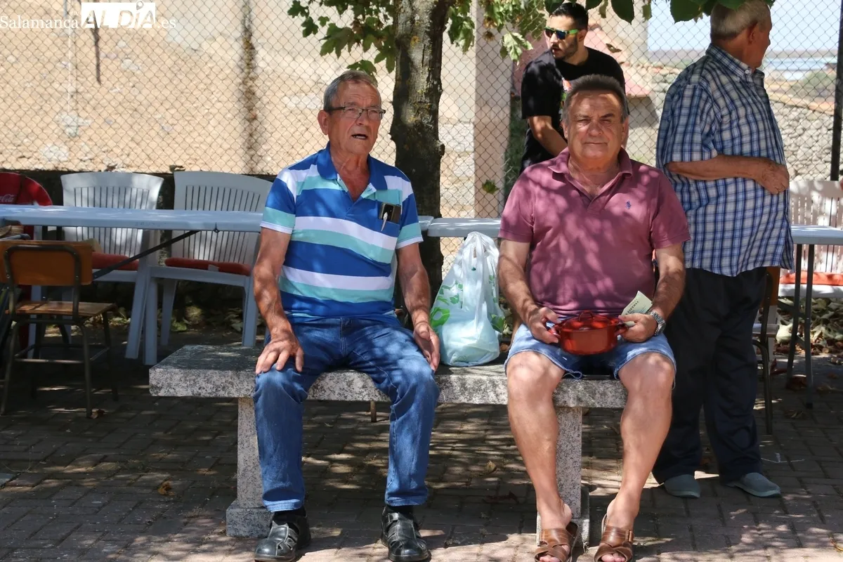 Los vecinos de Cipérez se despiden de las fiestas con una paella solidaria / CORRAL