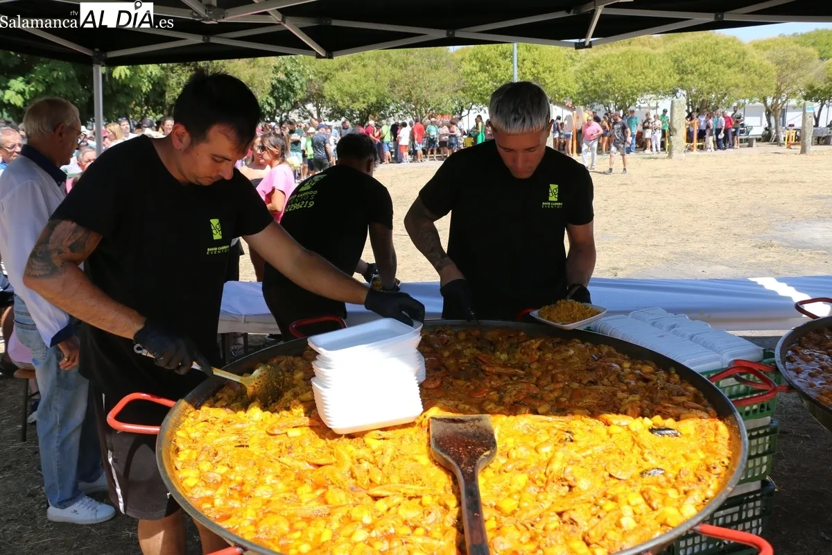Los vecinos de Cipérez se despiden de las fiestas con una paella solidaria / CORRAL