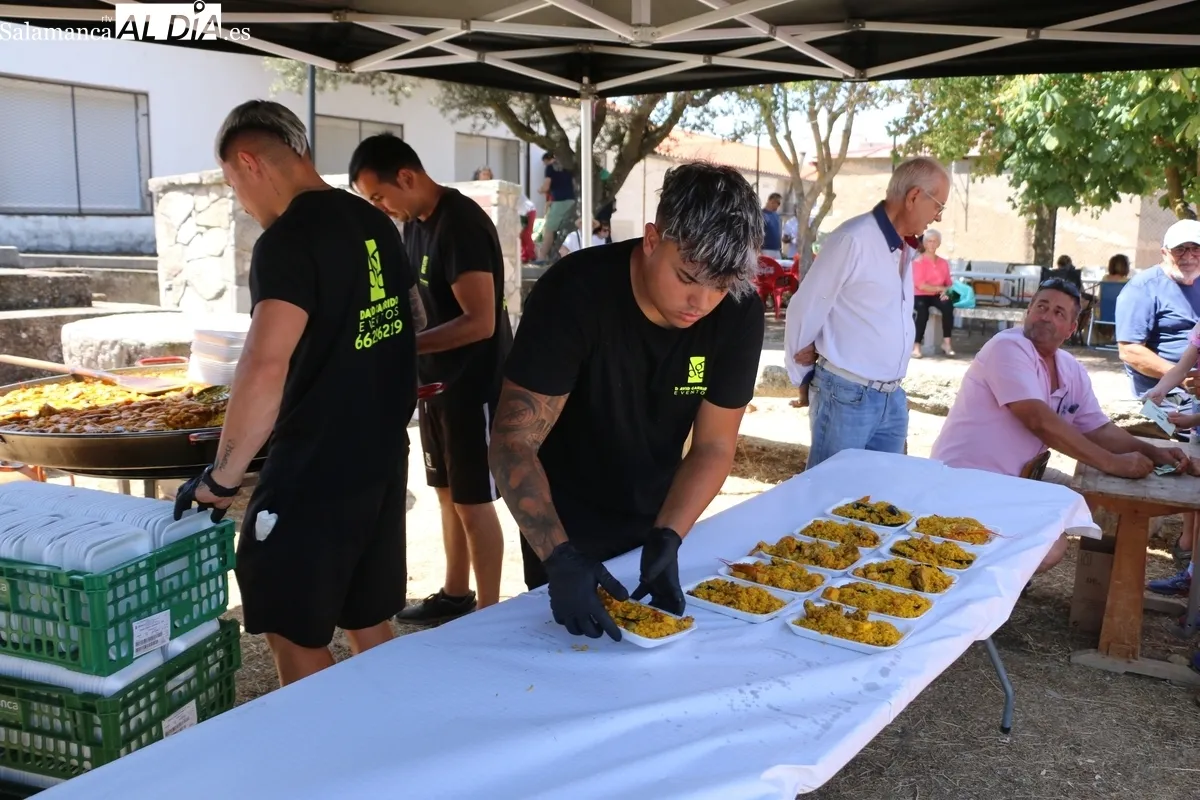 Los vecinos de Cipérez se despiden de las fiestas con una paella solidaria / CORRAL