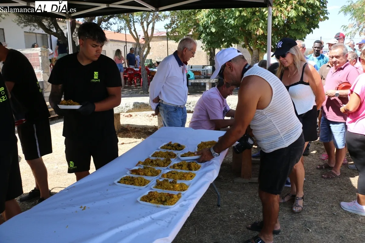 Los vecinos de Cipérez se despiden de las fiestas con una paella solidaria / CORRAL