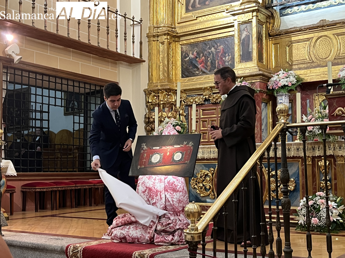 El pintor sevillano Alejandro Romera presenta en Alba de Tormes una recreación pictórica de la urna desaparecida de Santa Teresa