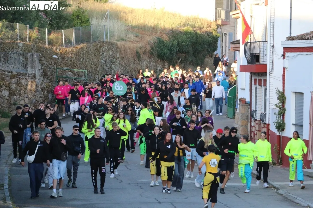 Vibrante encierro de Valrubio en Aldeadávila de la Ribera, y excelente animación de las peñas con la Bongo Band / CORRAL 