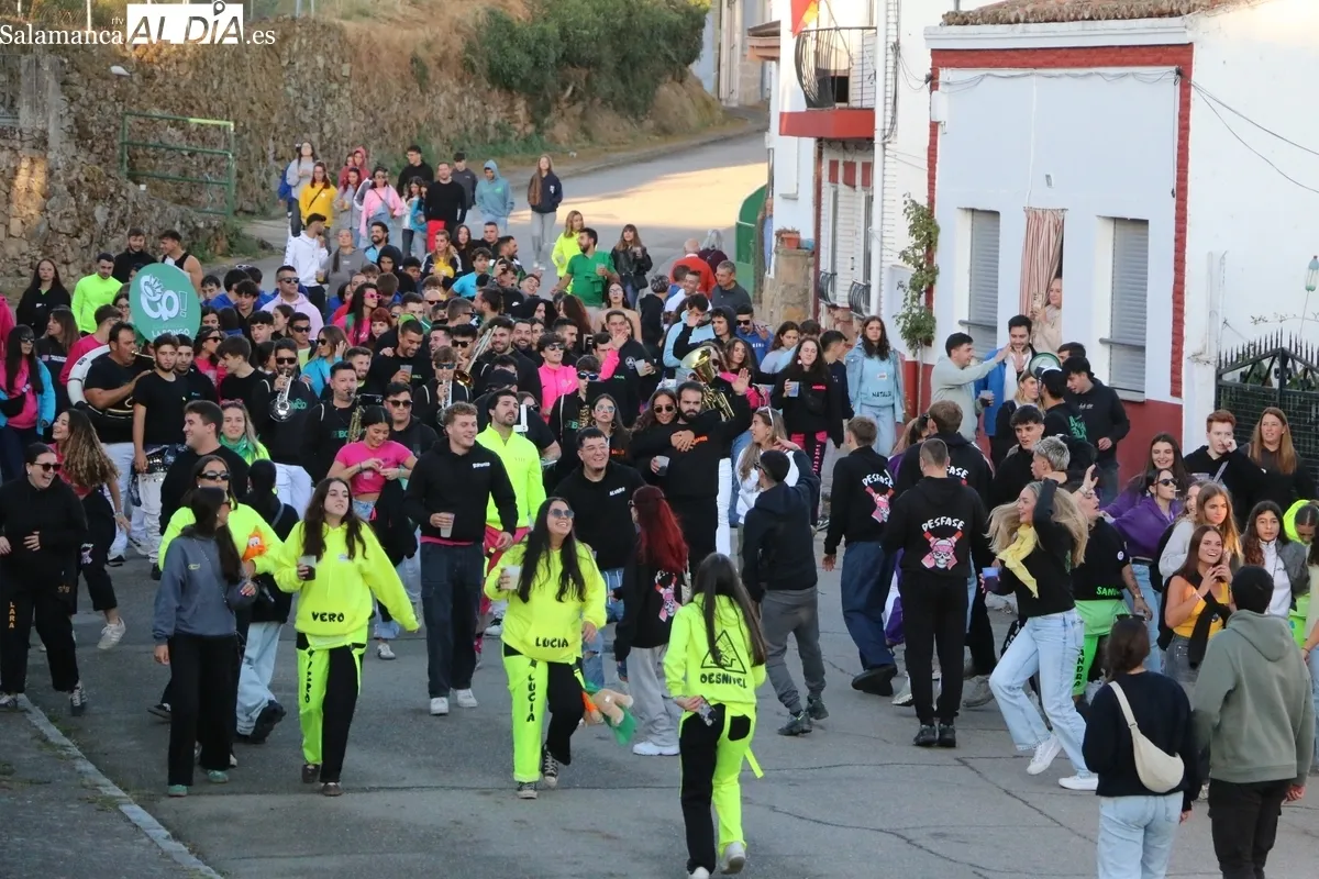 Vibrante encierro de Valrubio en Aldeadávila de la Ribera, y excelente animación de las peñas con la Bongo Band / CORRAL 