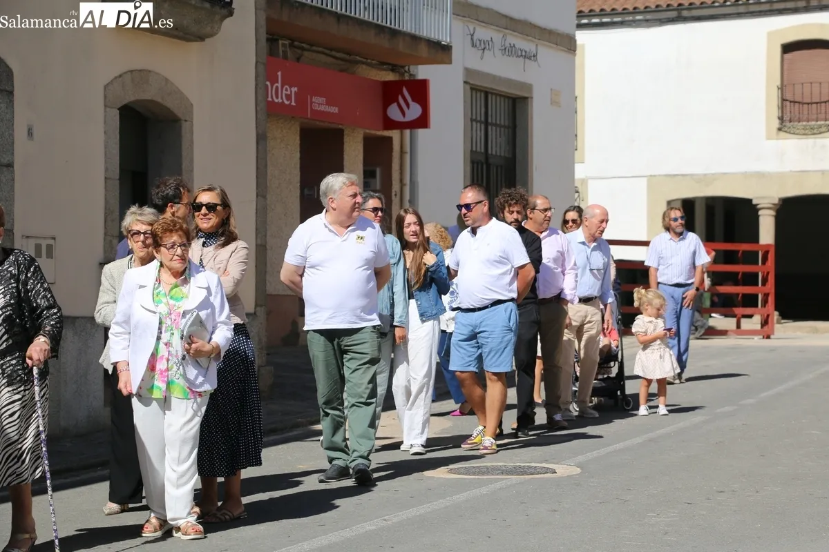 Ofertorio, procesión, cambio de mayordomos y encierro de Galache al estilo tradicional / CORRAL 