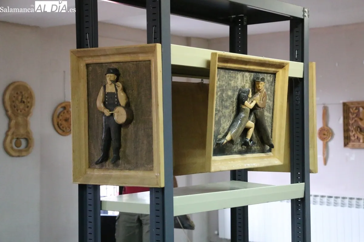 Exposición de talla en madera de Julián Vicente en la 2ª planta de la Casa Consistorial de Pereña / CORRAL
