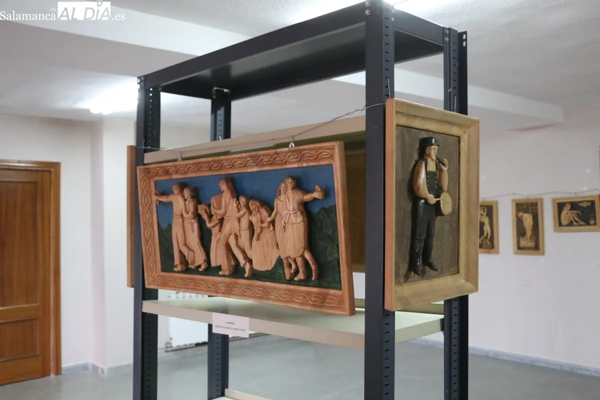 Exposición de talla en madera de Julián Vicente en la 2ª planta de la Casa Consistorial de Pereña / CORRAL