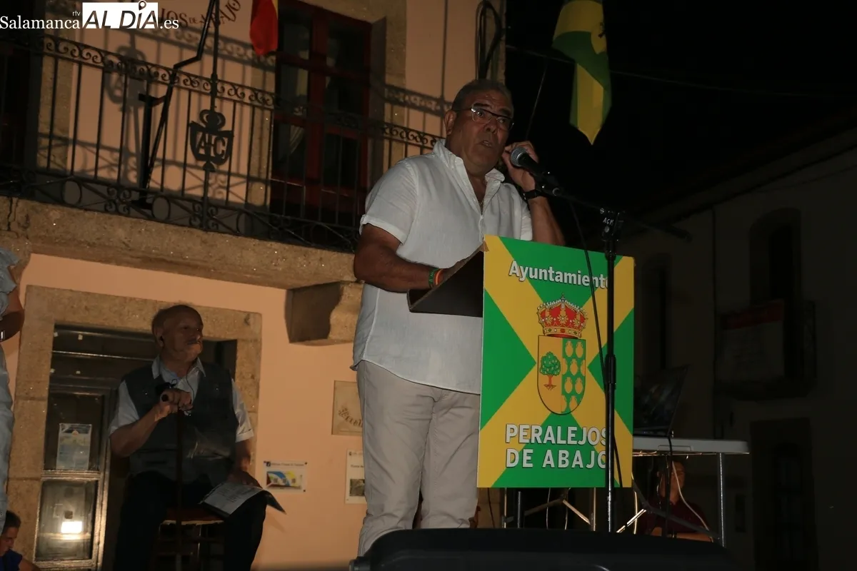 Abilio Alonso recitaba magistralmente dos de sus poesías, una dedicada a la capital del Tormes y otra a su Peralejos / CORRAL