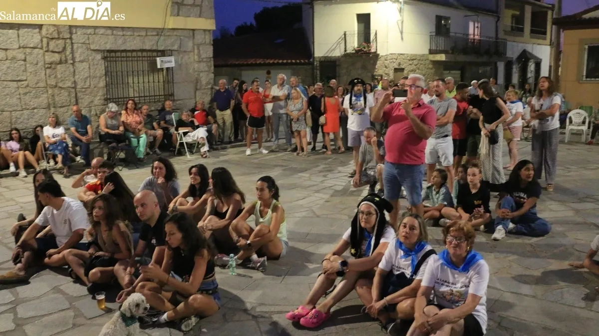 Abilio Alonso recitaba magistralmente dos de sus poesías, una dedicada a la capital del Tormes y otra a su Peralejos / CORRAL