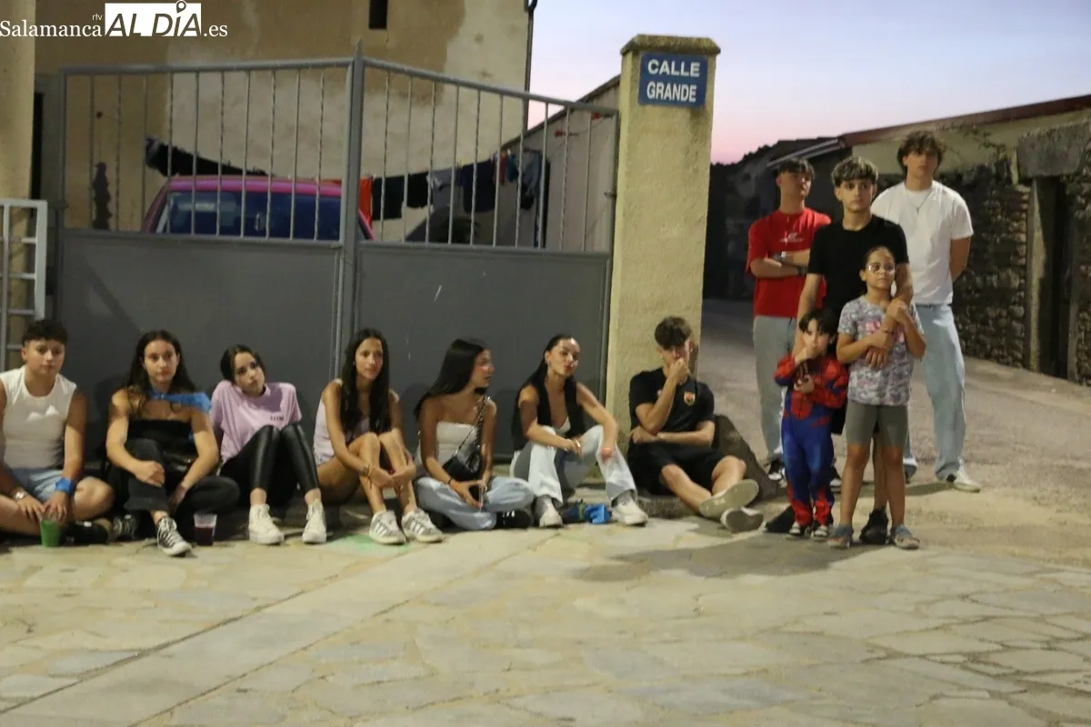 Abilio Alonso recitaba magistralmente dos de sus poesías, una dedicada a la capital del Tormes y otra a su Peralejos / CORRAL