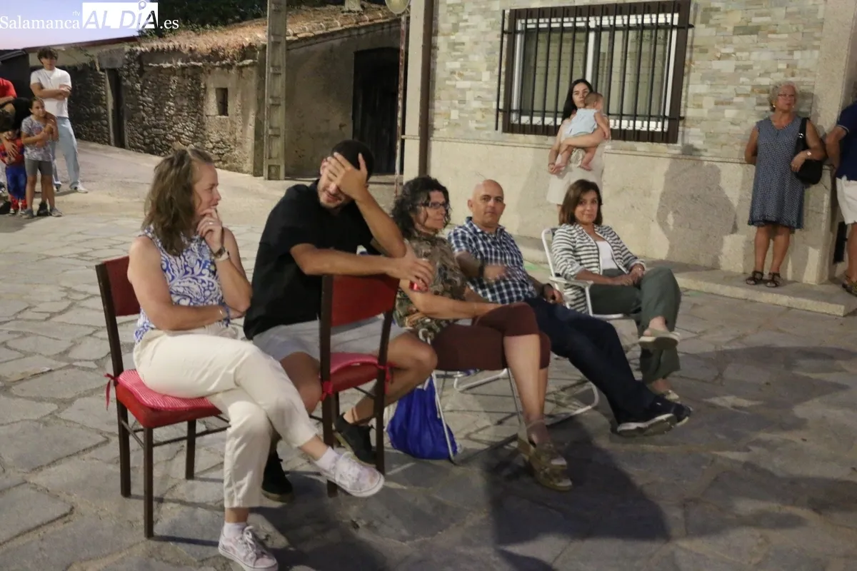 Abilio Alonso recitaba magistralmente dos de sus poesías, una dedicada a la capital del Tormes y otra a su Peralejos / CORRAL