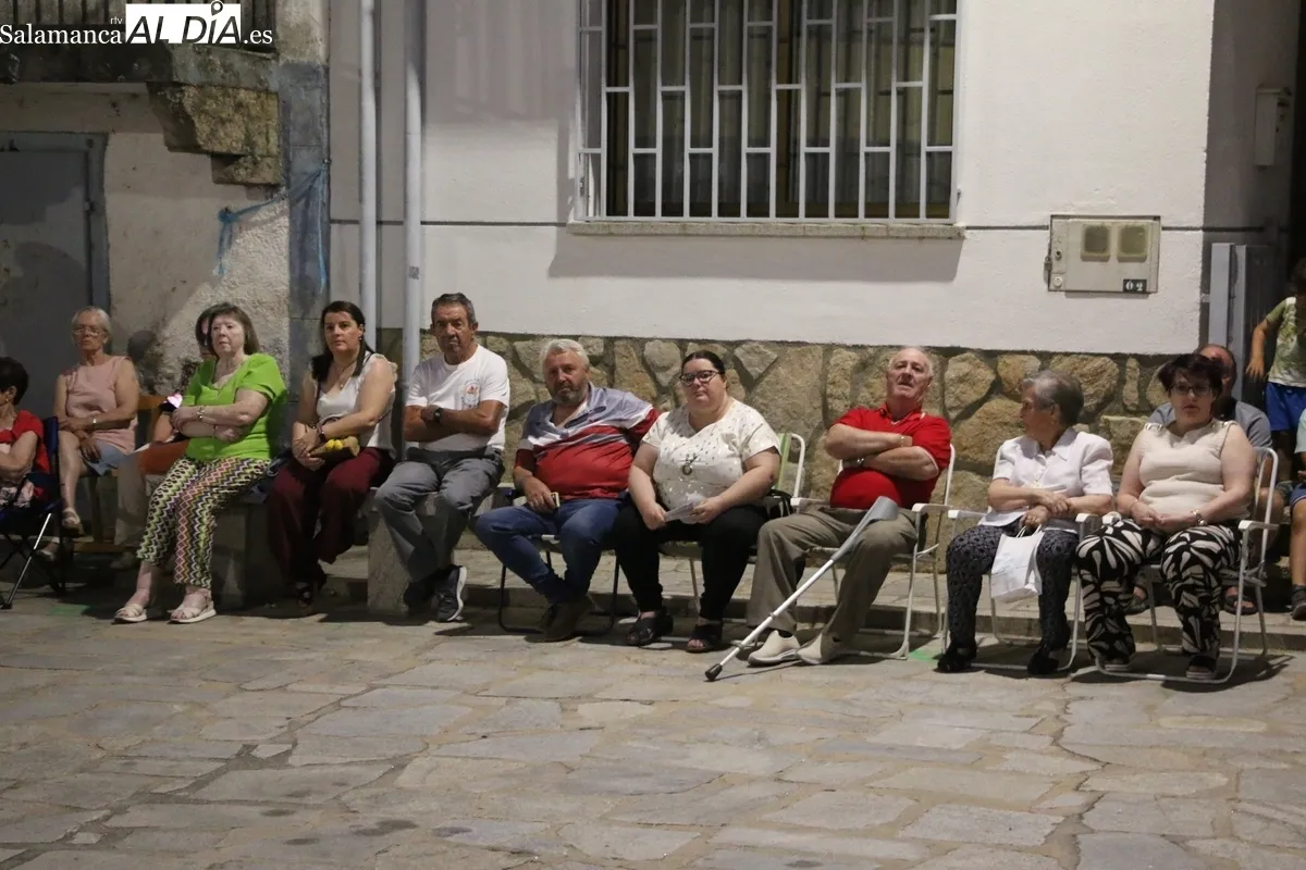 Abilio Alonso recitaba magistralmente dos de sus poesías, una dedicada a la capital del Tormes y otra a su Peralejos / CORRAL